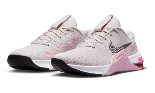 Nike Metcon 8 com tecido tramado rosa, língua alta e proteção lateral