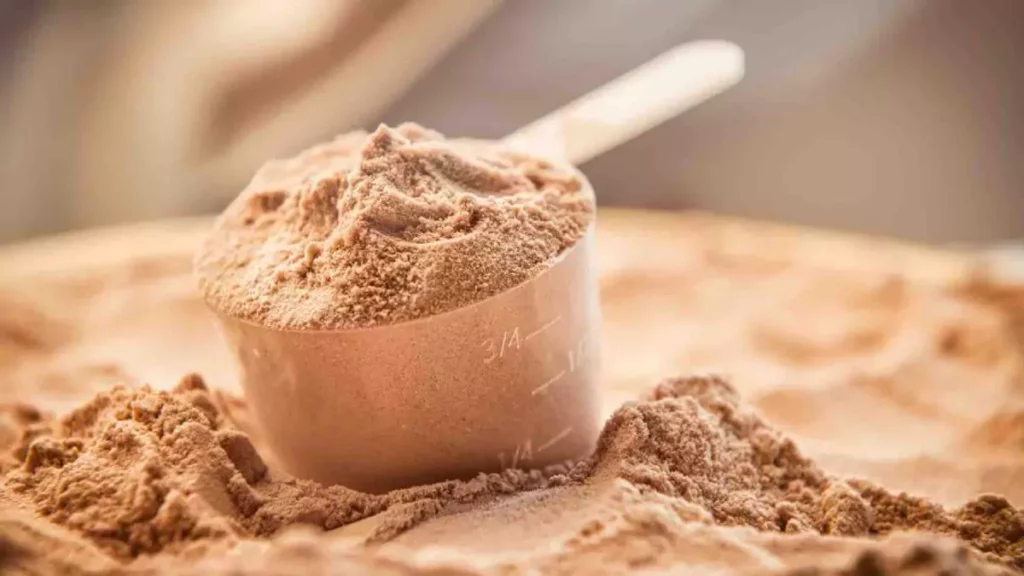 Scoop cheio de whey protein isolado de chocolate