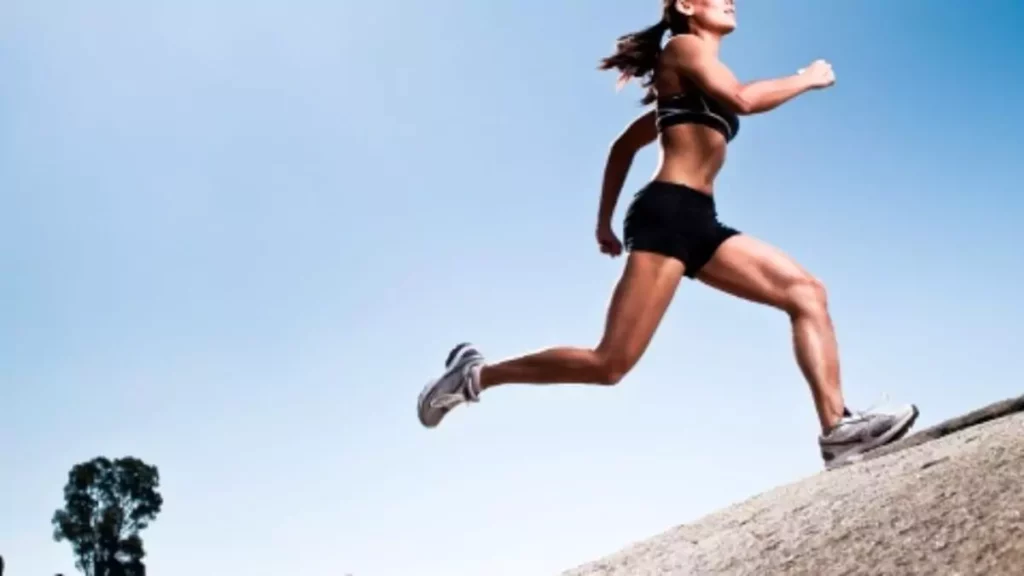 Mulher correndo com um tênis de corrida