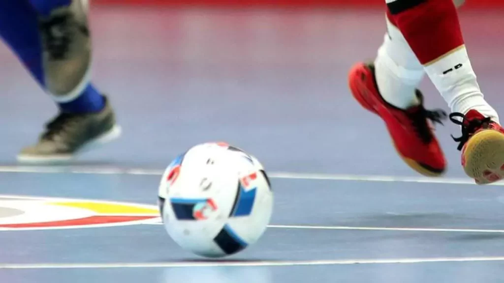 Foco em bola durante jogo de futsal