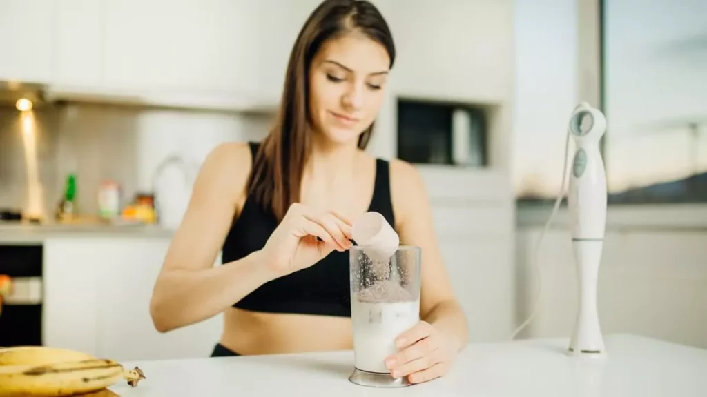 Mulher preparando shake de chocolate com leite