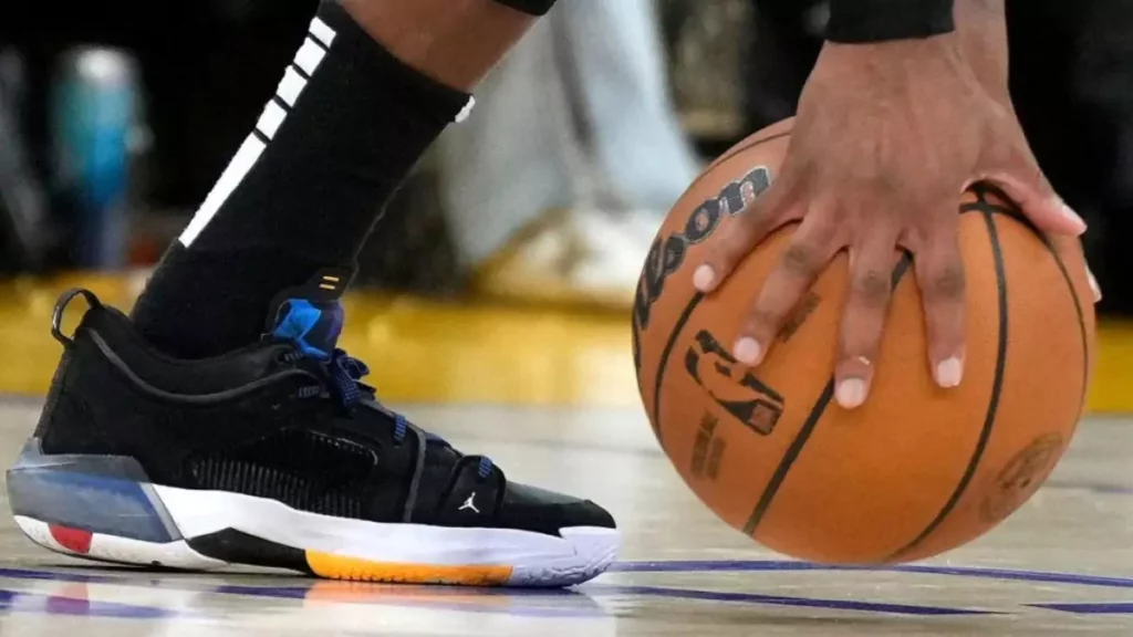 Foco em tênis de basquete ao lado de bola