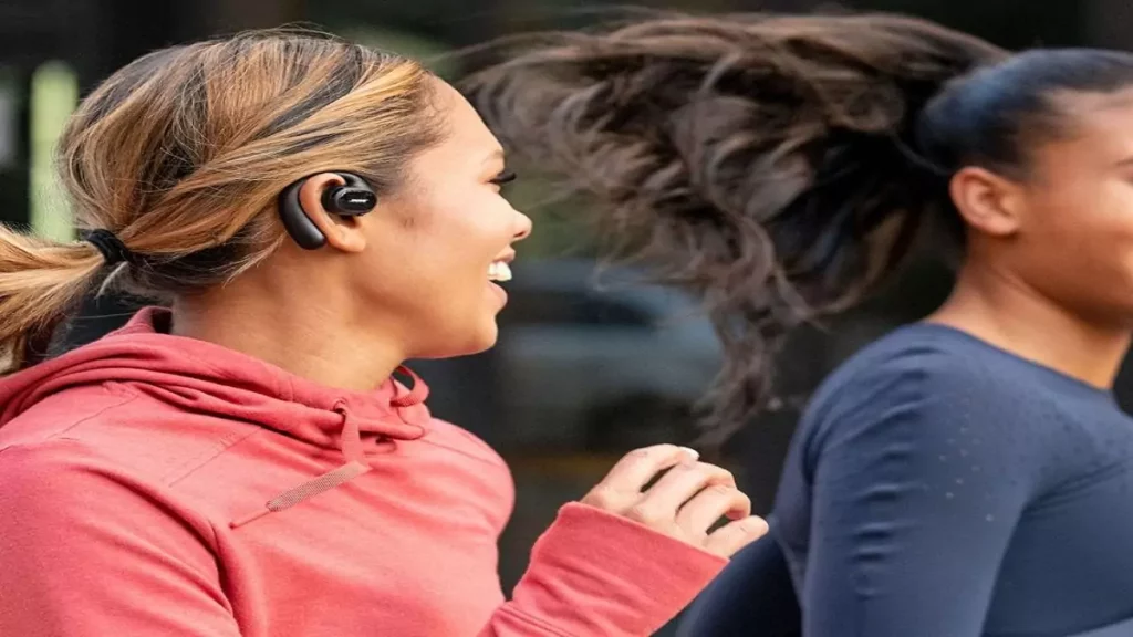 Mulher usando fone de ouvido para corrida durante treino